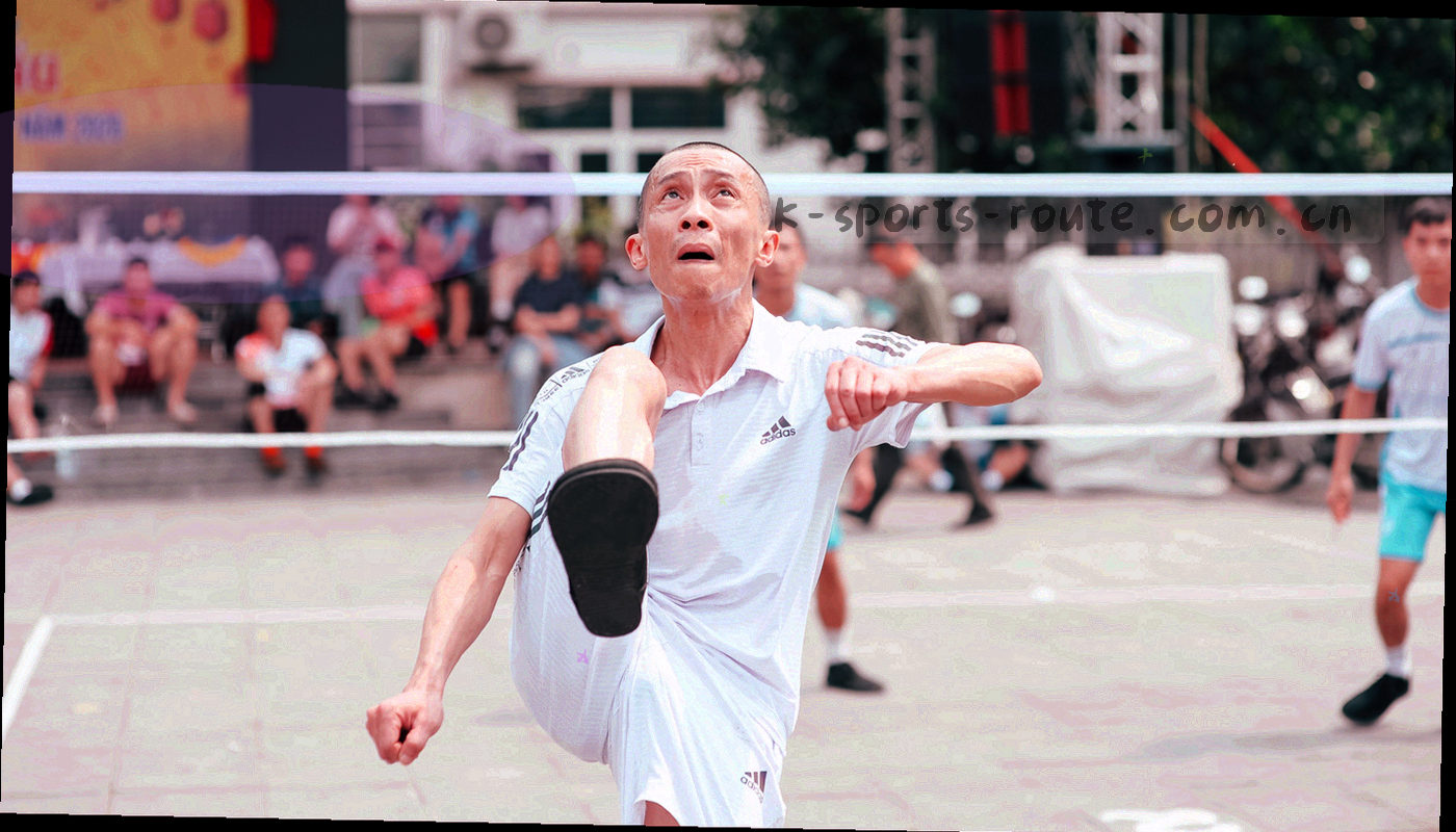 夜间球场边线与地面标线沿透视延伸，通道通向远处灯光